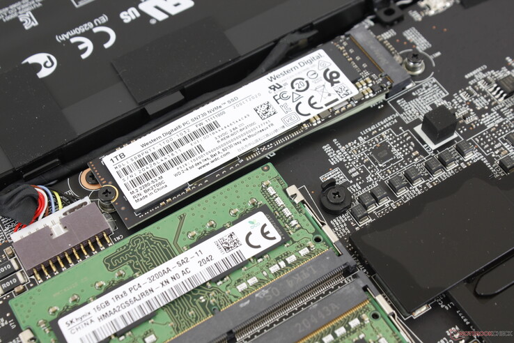 Dos ranuras internas M.2 PCIe 3.0 x4 con compatibilidad con RAID 0. La unidad variará según el distribuidor. Xotic PC ha equipado nuestra unidad con un SSD NVMe WD SN730 de gama alta que admite velocidades de lectura y escritura secuenciales de hasta 3400 MB/s y 3100 MB/s, respectivamente