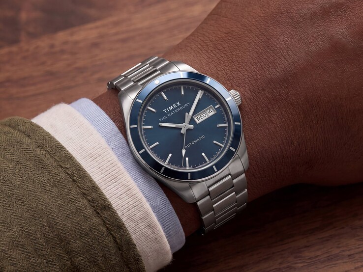 Reloj Timex Waterbury Heritage Automatic con esfera de esmalte azul, lucido en la muñeca, en el que se aprecian su caja en tono plateado y su brazalete de acero inoxidable.