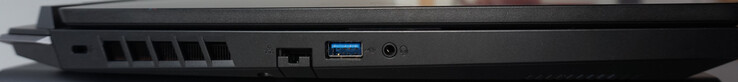 Puertos izquierdos: Bloqueo Kensington, LAN (1 Gbit/s), USB-A (5 Gbit/s), auriculares