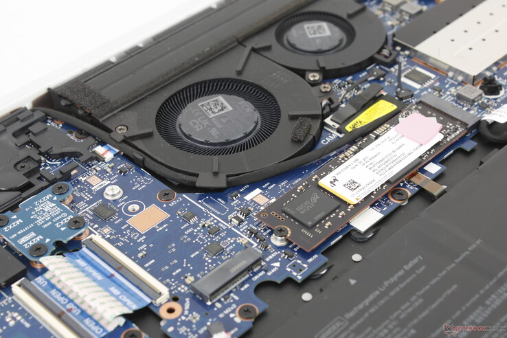 La ranura M.2 vacía situada junto a la unidad SSD M.2 2280 puede configurarse con un módulo opcional HP R15 4G o 5G WWAN