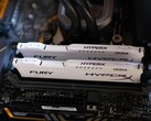 Módulos de memoria RAM HyperX Fury DDR4 instalados en una placa base (Fuente de la imagen: Athena Sandrini/Pexels)