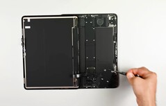 El iPad Pro podría ser fácil de reparar, pero es cualquier cosa menos sencillo desmontar la pantalla (Fuente de la imagen: iFixit)