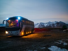 Un autobús aparcado en una zona nevada (Fuente de la imagen: Juan Encalada vía Unsplash; recortada)