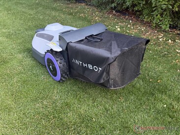 Con casi un metro de largo, el Anthbot N8 necesita mucho espacio, por ejemplo, para girar y cortar el césped junto a los bordes.