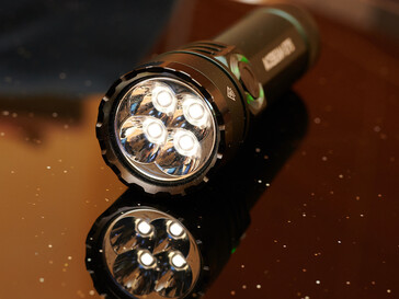 Cuatro LED como una sola fuente de luz, aquí en modo luz de luna. (Foto: Andreas Sebayang/Notebookcheck.com)
