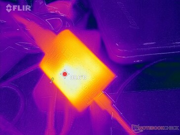 El adaptador de CA puede alcanzar los 40 C cuando se utilizan cargas elevadas durante periodos prolongados