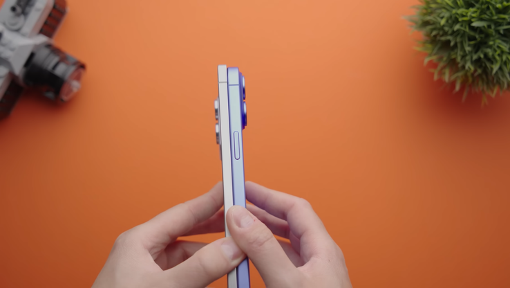 Galaxy Grosor del S25 Edge frente al iPhone 16 Plus. (Fuente de la imagen: Versus en YouTube)