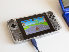 En el momento del lanzamiento, la Game Bub estará disponible en las ediciones Transparent Purple y White. (Fuente de la imagen: Eli Lipsitz)