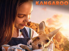 Lily Whiteley como Charlie con un joey rescatado (Fuente de la imagen: Flixster)