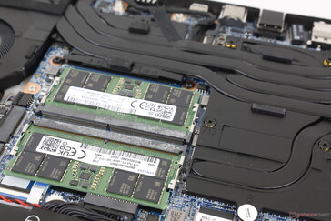 2 ranuras SODIMM DDR5 accesibles de hasta 32 GB cada una