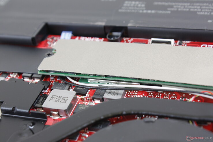 El módulo extraíble M.2 2230 WLAN está alojado debajo del M.2 SSD, lo que permite ahorrar espacio.