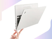 El Unbounded 14S 2026, equipado con tecnología AMD, cuesta alrededor de 700 dólares en China. En la imagen: una fotografía promocional que destaca el diseño ligero del portátil.