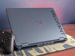 El HyperX Omen 16 Valorant Edition tiene un aspecto magnífico, pero las superficies oscuras atraen las huellas dactilares como si no hubiera mañana