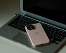 Un iPhone apoyado sobre el teclado de un MacBook Air abierto