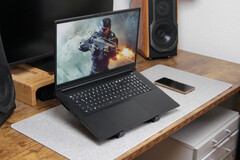 XMG Apex 17 (M25) sobre un escritorio