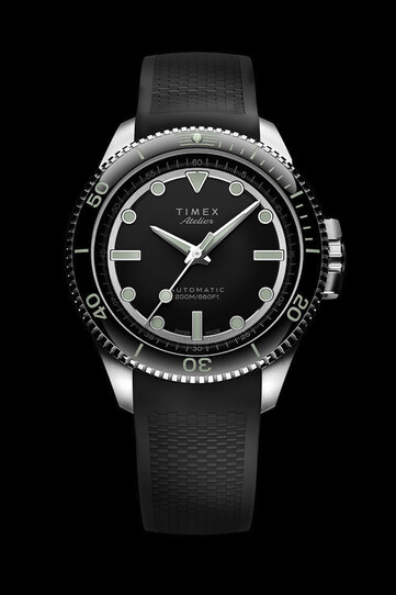 Cuenta con un movimiento automático Landeron 24 GMT de fabricación suiza, con indicador de fecha y una reserva de marcha de 40 horas.