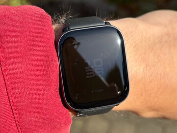 La pantalla del Amazfit Active es difícil de leer con luz solar directa.