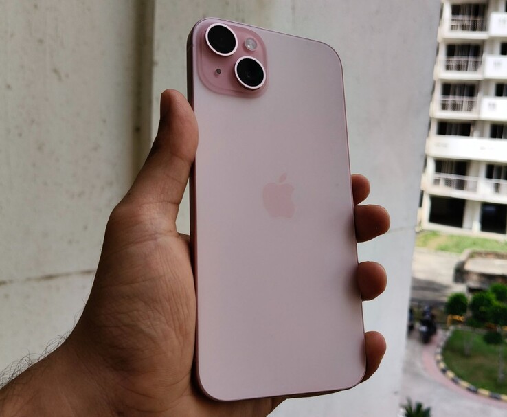 Apple el iPhone 15 Plus en color rosa se muestra en la mano durante una prueba al aire libre (Fuente de la imagen: Anmol Dubey)