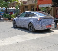 Un Tesla Model Y camuflado avistado en la India antes de su lanzamiento (Fuente de la imagen: shameelck en Reddit)