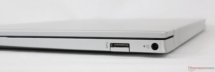 Derecho: USB-A 5 Gbps, adaptador de CA