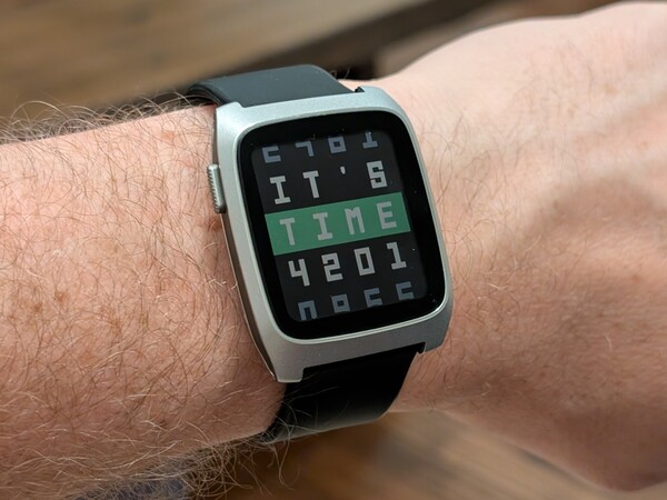 Una muestra de ingeniería del Pebble Time 2*. (Fuente de la imagen: Eric Migicovsky/Core Devices).