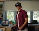 Se muestran las gafas de realidad virtual Steam Frame y sus mandos
