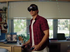 Se muestran las gafas de realidad virtual Steam Frame y sus mandos