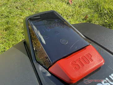 Unidad de control y pantalla en el robot cortacésped