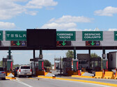 El cruce de carriles exclusivos de Tesla en el lado mexicano (imagen: Corporación para el Desarrollo de la Zona Fronteriza de Nuevo León/Bloomberg)