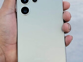 El Galaxy S24 Ultra con su nuevo S Pen asomando. (Fuente de la imagen: @DavidMa05368498)
