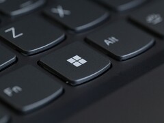 Primer plano de un teclado con la tecla Windows en primer plano