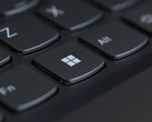 Primer plano de un teclado con la tecla Windows en primer plano