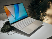 Los nuevos portátiles Vivobook S 14/15/16 comienzan con 1,3 kg de peso. (Fuente: Alex Waetzel para Notebookcheck)
