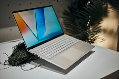 Los nuevos portátiles Vivobook S 14/15/16 comienzan con 1,3 kg de peso. (Fuente: Alex Waetzel para Notebookcheck)