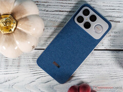 La variante Denim Blue es 0,4 mm más gruesa y 2 g más pesada, con 220 g, que el Poco F8 Ultra en negro. (Fuente de la imagen: Notebookcheck)