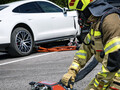 Las persistentes llamas de las baterías en los accidentes de coches eléctricos se solucionan con una nueva herramienta de extinción de incendios