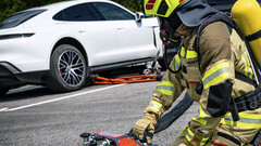 La boquilla de alta presión puede apagar rápidamente el fuego de la batería de un coche eléctrico (imagen: Rosenbauer)