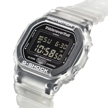Primer plano en ángulo del Casio G-Shock DW-5600TNT-7 con caja translúcida y pantalla digital invertida.