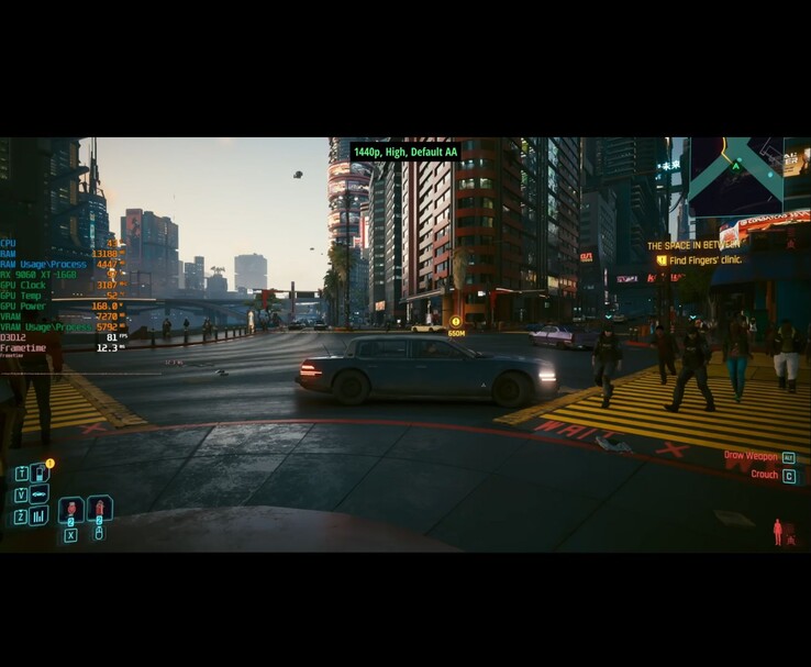 Partida de Cyberpunk 2077 a 1440p Ajustes altos con FSR 4 en RX 9600 XT, mostrando métricas de rendimiento en pantalla. (Fuente de la imagen: RandomGaminginHD en YouTube)