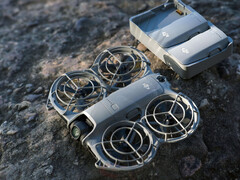 La DJI Neo 2 con su hub de carga y dos baterías de 11,6 Wh (7,16V/1.606 mAh). (Fuente de la imagen: vía Igor Bogdanov)