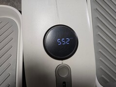 La pantalla funciona con pilas y recorre las métricas automáticamente