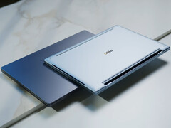El Dell XPS 13 tiene un precio a partir de 599,99 dólares para estudiantes. En la imagen: dos opciones de color del portátil.