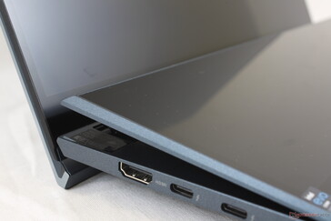 El delgado ScreenPad parece frágil, pero se siente sólido para usarlo en persona