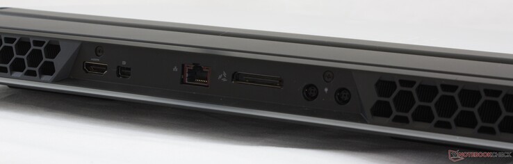 Trasero: HDMI 2.0, mini-DisplayPort 1.4, 2.5 Gbps RJ-45, Amplificador gráfico, 2x puertos adaptadores AC