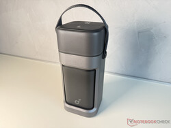 Compacta, ligera y con asa de transporte