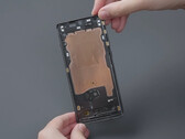 El despiece del OnePlus 12 revela una cámara de refrigeración por vapor de gran tamaño (Fuente de la imagen: WekiHome YouTube)
