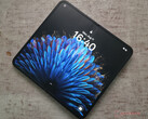 El Oppo Find N2 es casi tan alto como un iPhone 13 mini pero es mucho más estrecho que un iPad mini cuando está abierto. (Fuente de la imagen: Notebookcheck)