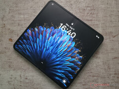 El Oppo Find N2 es casi tan alto como un iPhone 13 mini pero es mucho más estrecho que un iPad mini cuando está abierto. (Fuente de la imagen: Notebookcheck)