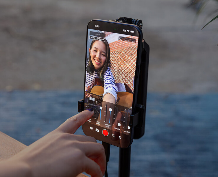 El Go:Mixer Studio de Roland puede utilizarse con la aplicación Go:Mixer Cam en iPhones Apple para grabar vídeos con pistas de audio multicanal. (Fuente de la imagen: Roland)