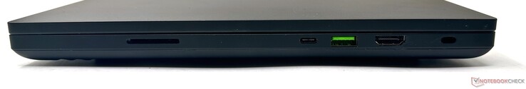 Derecha: Lector de tarjetas SD UHS-II, Thunderbolt 4, USB 3.2 Gen2 Tipo-A, salida HDMI 2.1, bloqueo Kensington